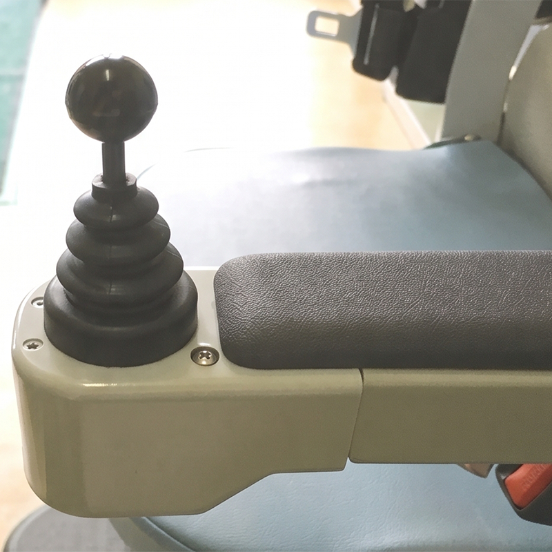 手が不自由で操作レバーが押せない方でも操作しやすい、ジョイスティック型の操作スイッチの画像